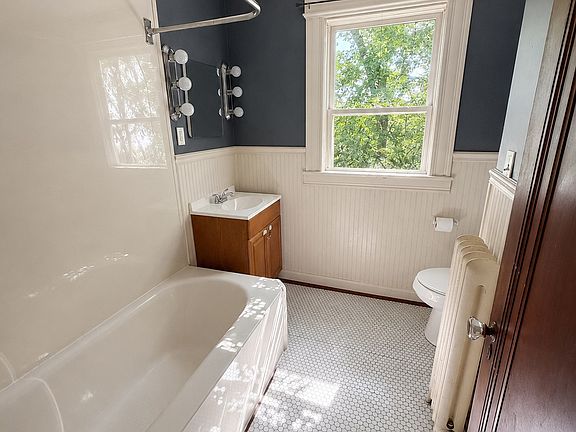 3rd image of 126 Kinsley St #A