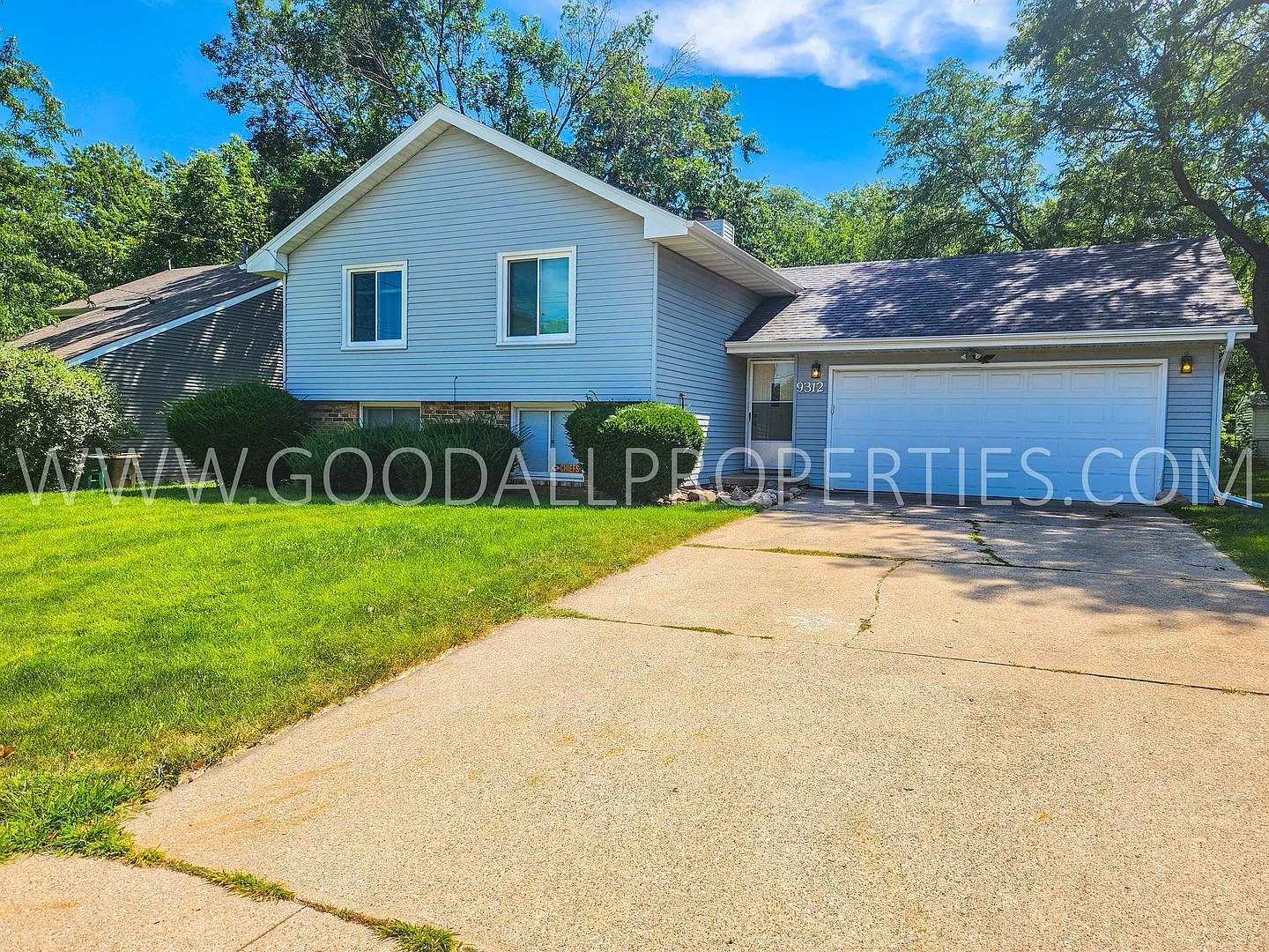 3 Bedroom 2 Bath Single Family Home in Urbandale. — Photo 1