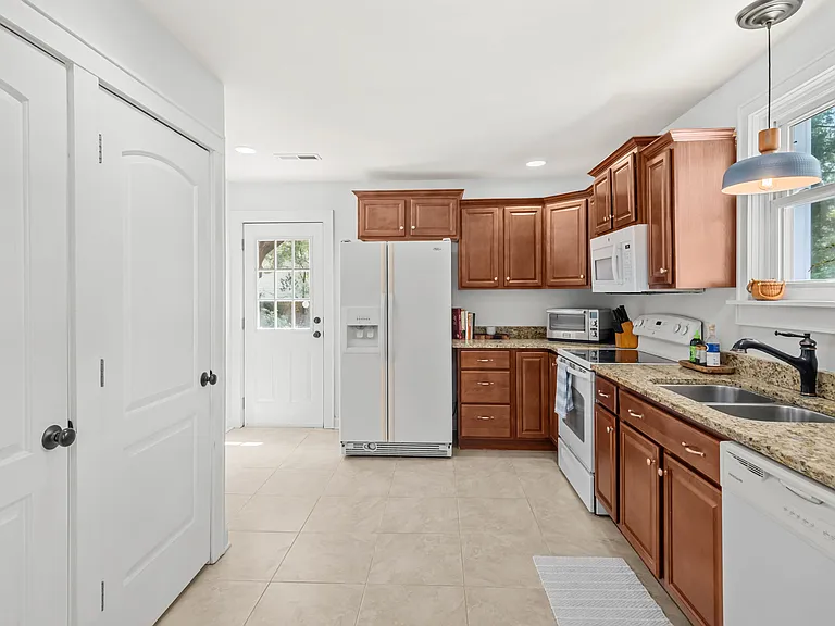 306 Yates Ave — Photo 9