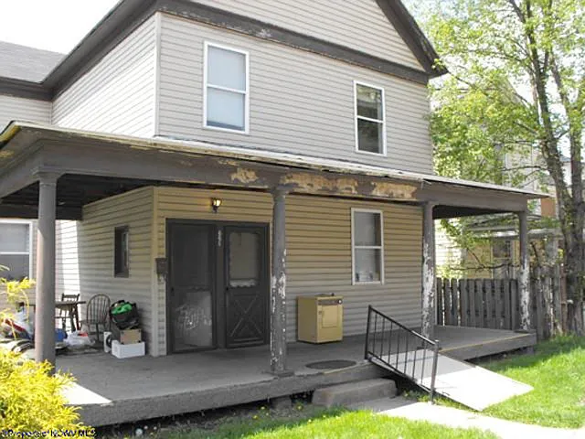 402 S Main St photo 1