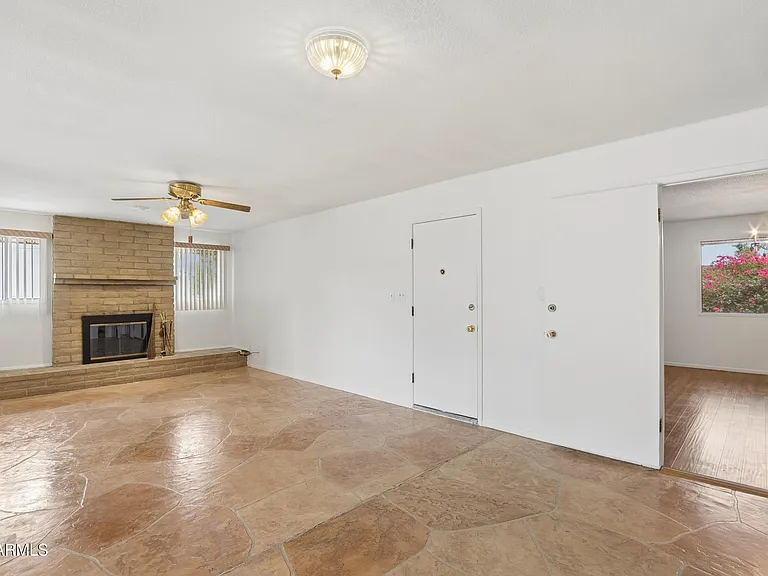 1014 E Balboa Cir — Photo 46