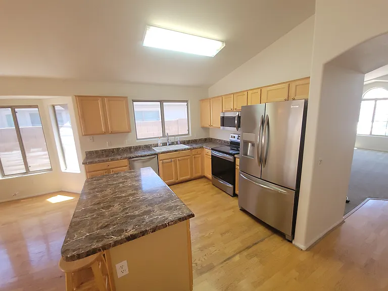 526 W Muriel Dr — Photo 9