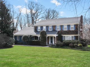5 Wildbriar Ct, Mount Sinai, NY