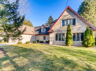 18 Essex Ln, Lincolnshire, IL
