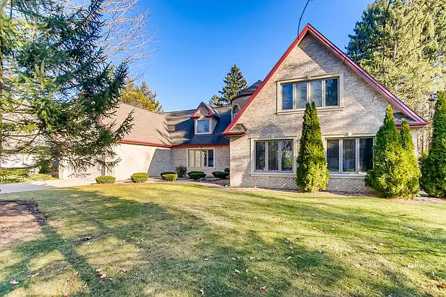 18 Essex Ln photo 1