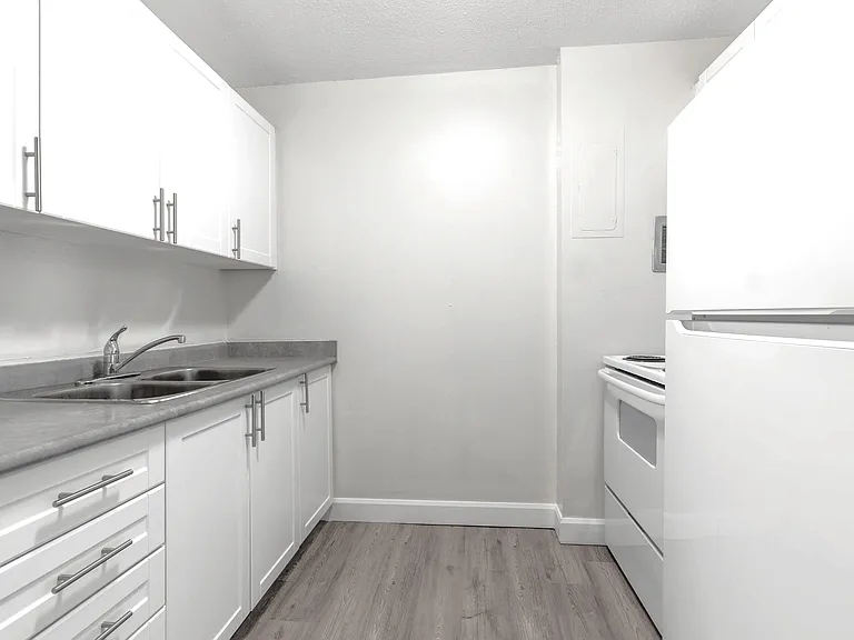 15 Snyder Ave N — Photo 1
