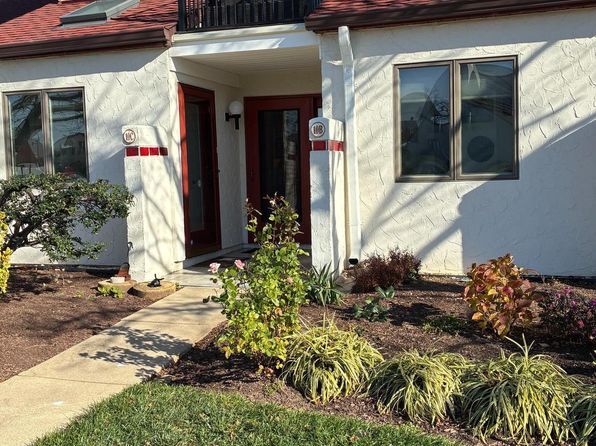 10 Queen Elizabeth Ct #B