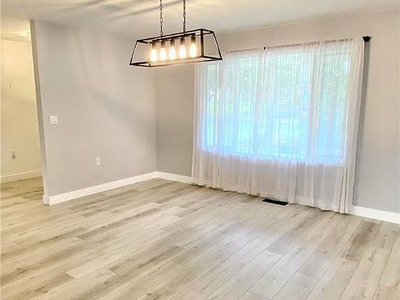 3rd image of 2488 Bonnie Ln