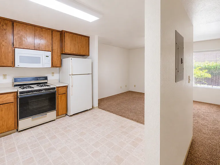 648 W 2nd Ave — Photo 5