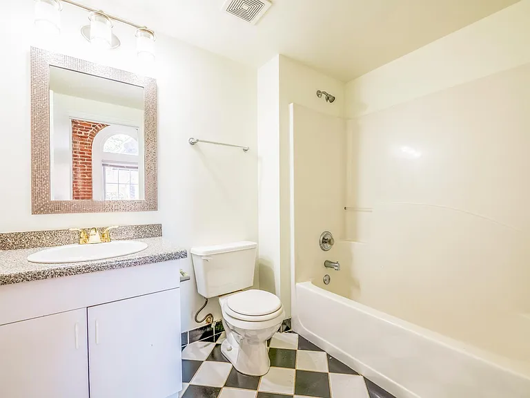 305 Peters St SW #1 — Photo 8