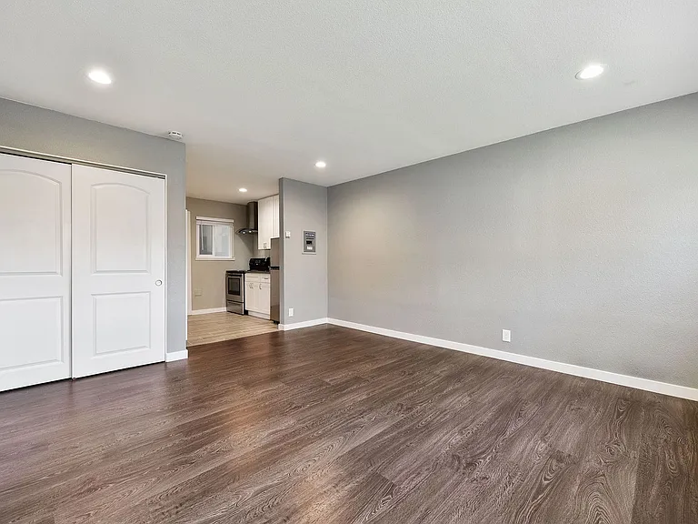 Elm Street Apartments — Photo 1