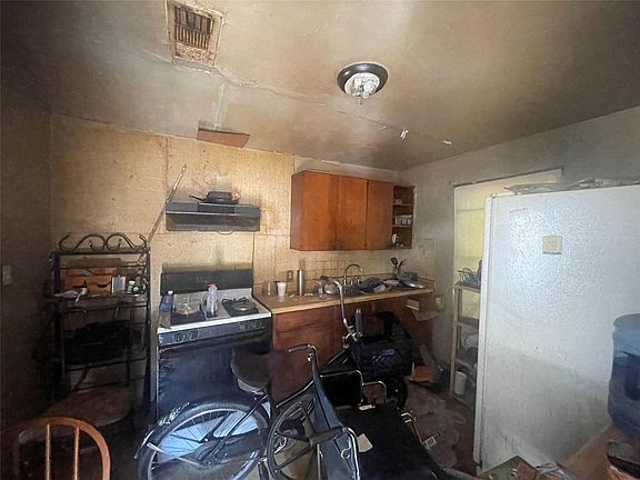 5th image of 4854 Clover St