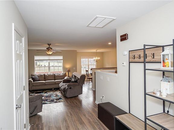 5th image of 103 Goldfinch Ave