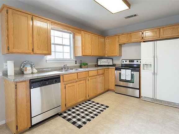 4th image of 2034 N Hills Blvd