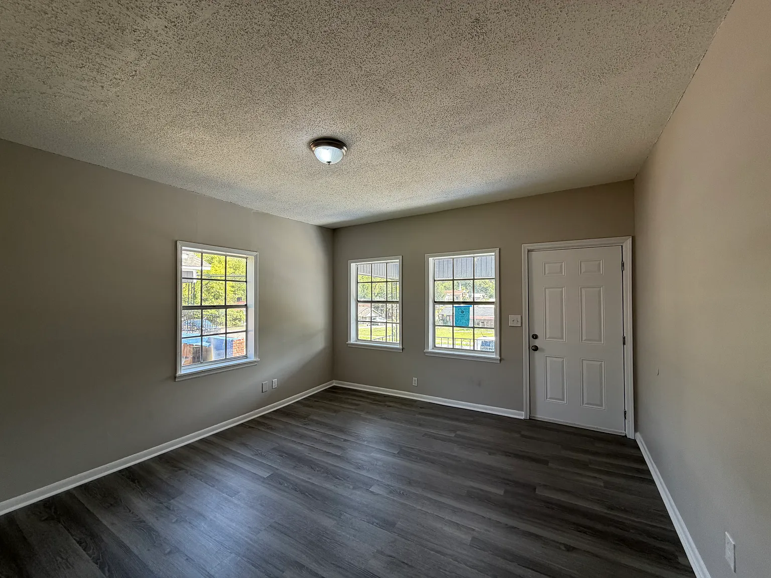 3 bed, 1200 sqft, $1,200 — Photo 2