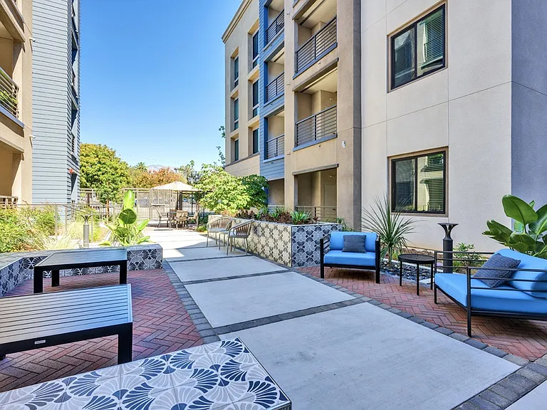 Downtown Ontario Luxury Apartments — Photo 98