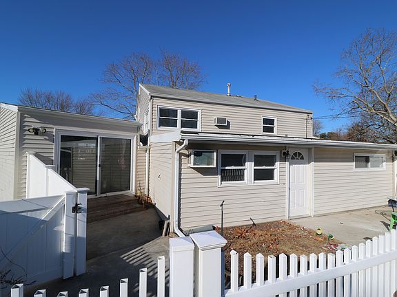 2nd image of 7 Wagon Ln #2