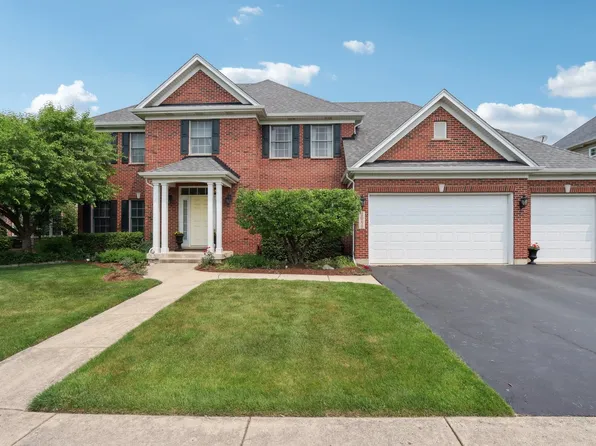 40W612 Blue Lake Cir N, St Charles, IL 60175