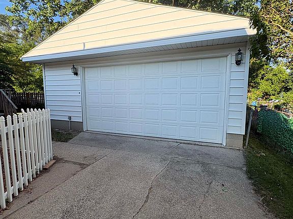 3rd image of 1101 Maple St