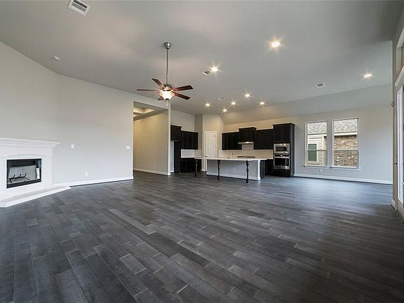 3rd image of 904 Bliss Ln