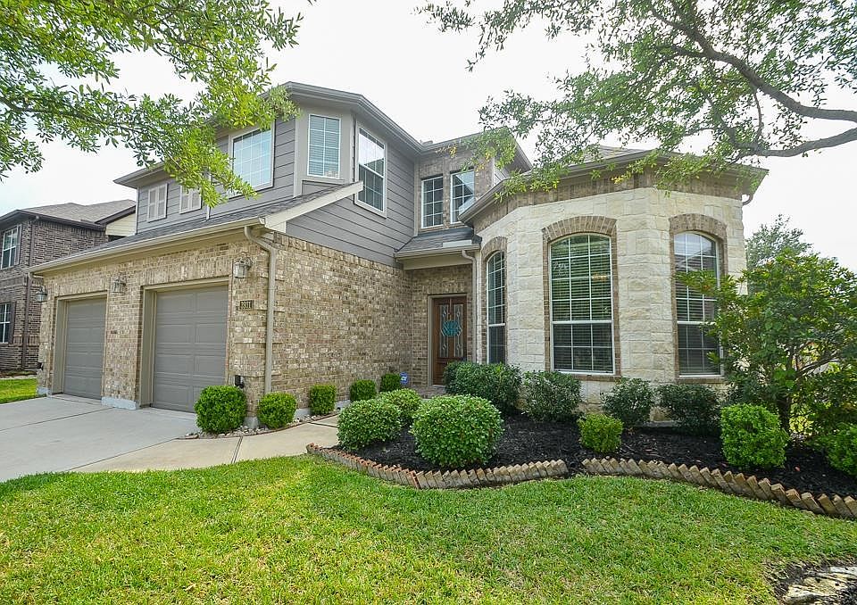 Such a lovely home on corner lot in Pine Mill Ranch! Move in ready!