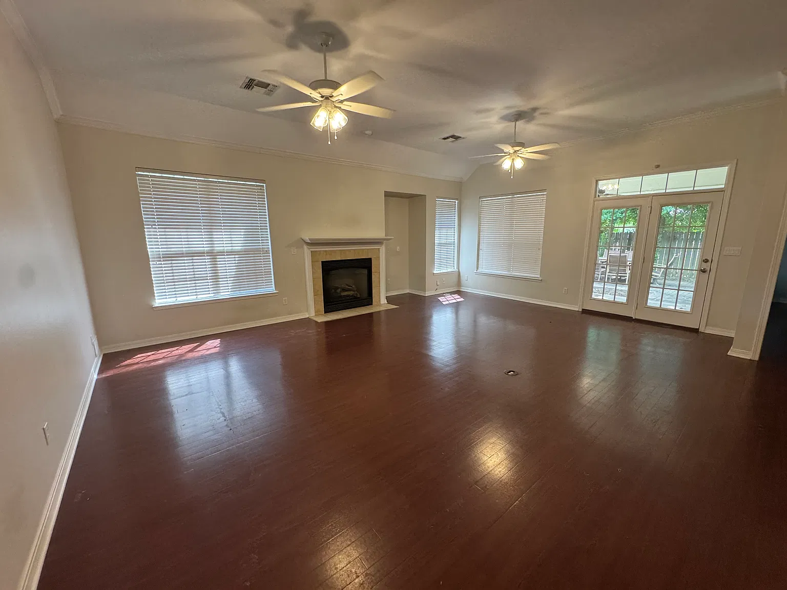 3 bed, 2049 sqft, $2,200 — Photo 4