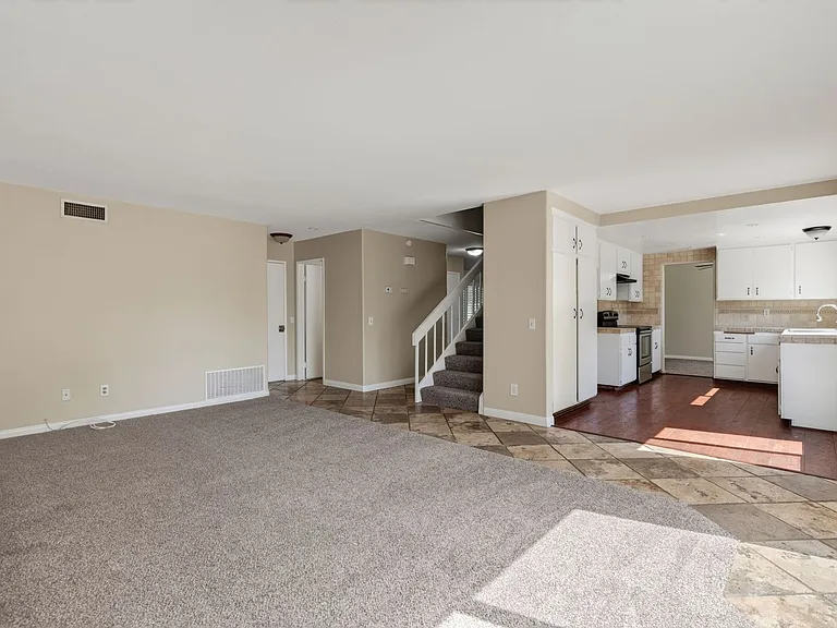 5245 Wainwright Ct — Photo 11