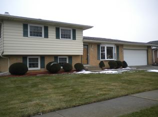 957 Mohawk Dr, Crown Point, IN 46307