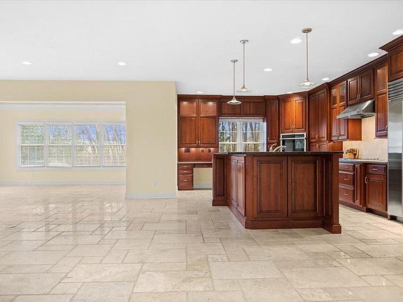 4th image of 33 Monarch Dr