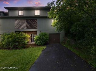 7247 Onawa Ct, Cresco, PA 18326