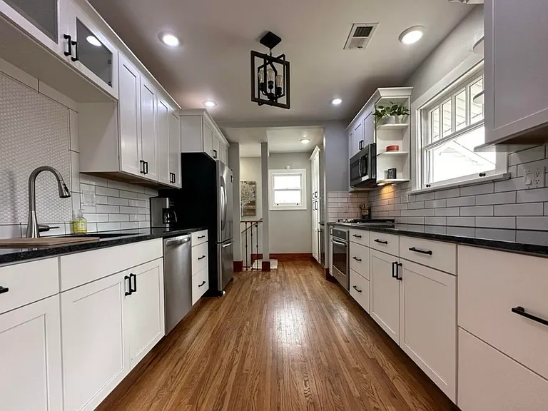 315 W 8th St — Photo 25