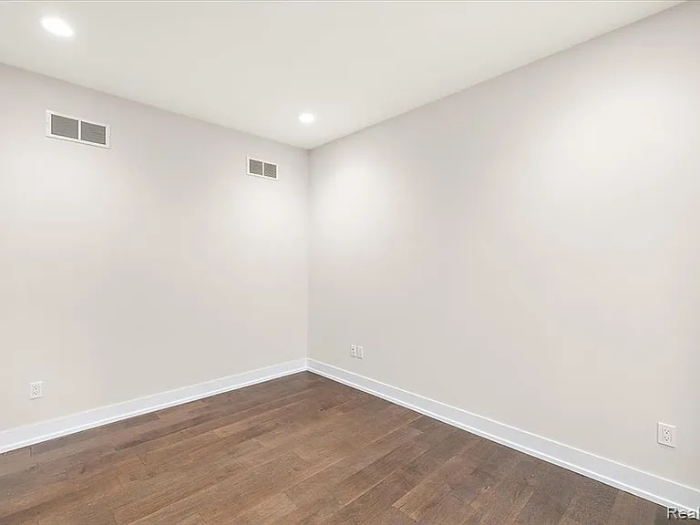 2921 Walsh Dr — Photo 8