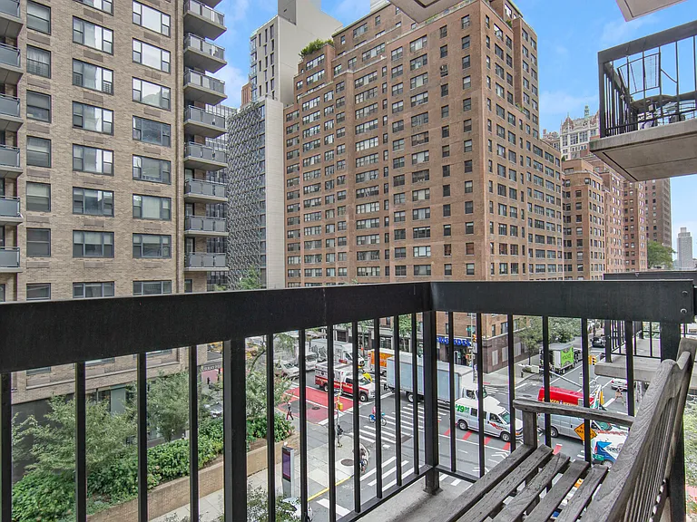 250 E 40th St #5CD — Photo 3