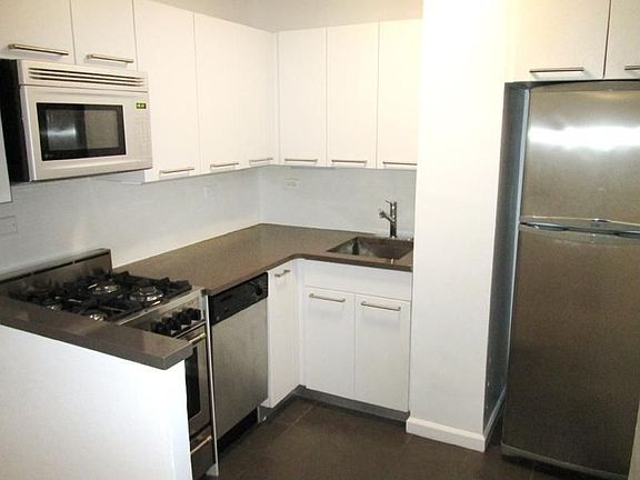 5th image of 125 E 64th St