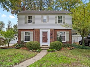 1799 Hollywood Ave, Grosse Pointe Woods, MI 48236