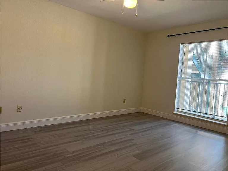 875 Riverside Dr #725 — Photo 8