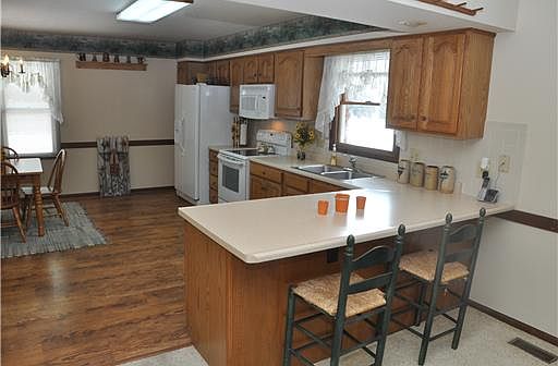 5th image of 272 Woodlawn Dr