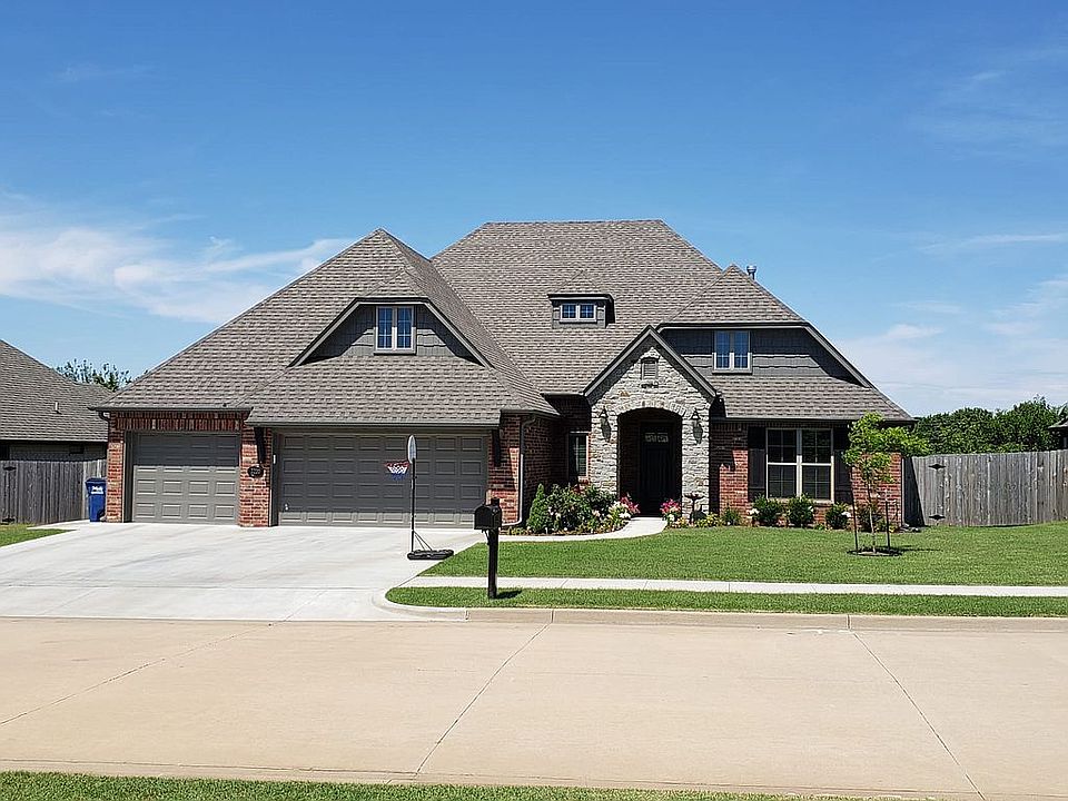 2nd image of 3220 S Black Oak Dr