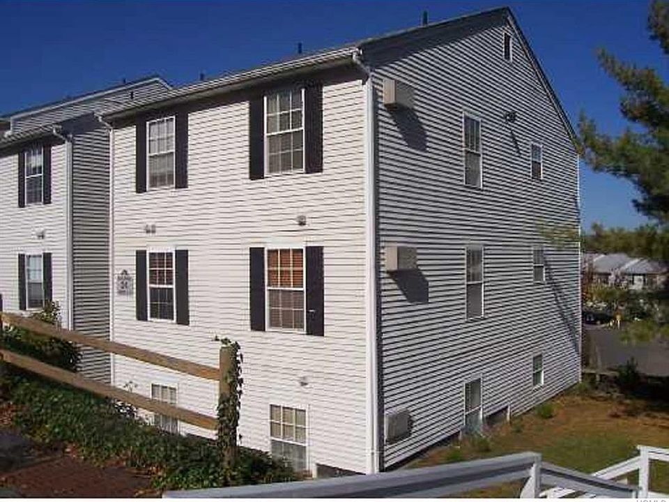 1st image of 24 Lexington Hl Unit 3