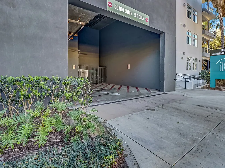 Axis 2300 Apartments — Photo 41