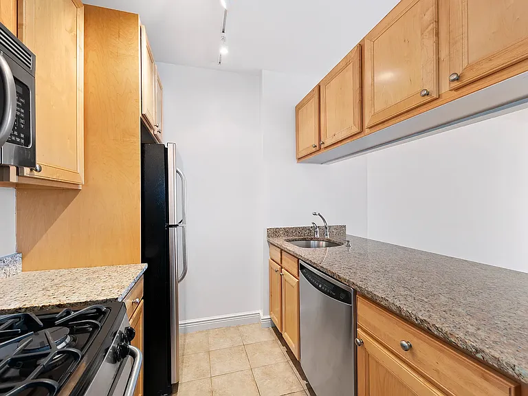 380 Rector Pl #20C — Photo 2