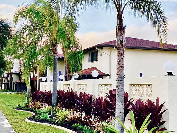 Garden in front of the pool