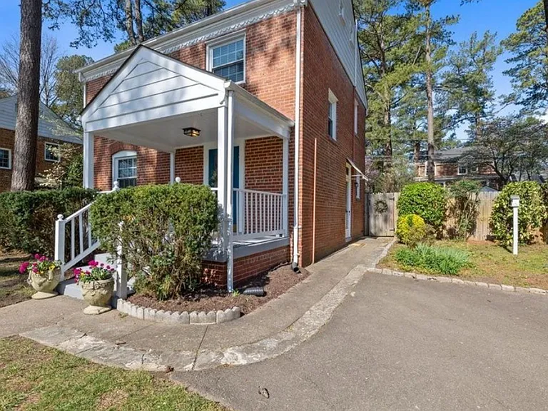 910 Orchard Rd — Photo 3