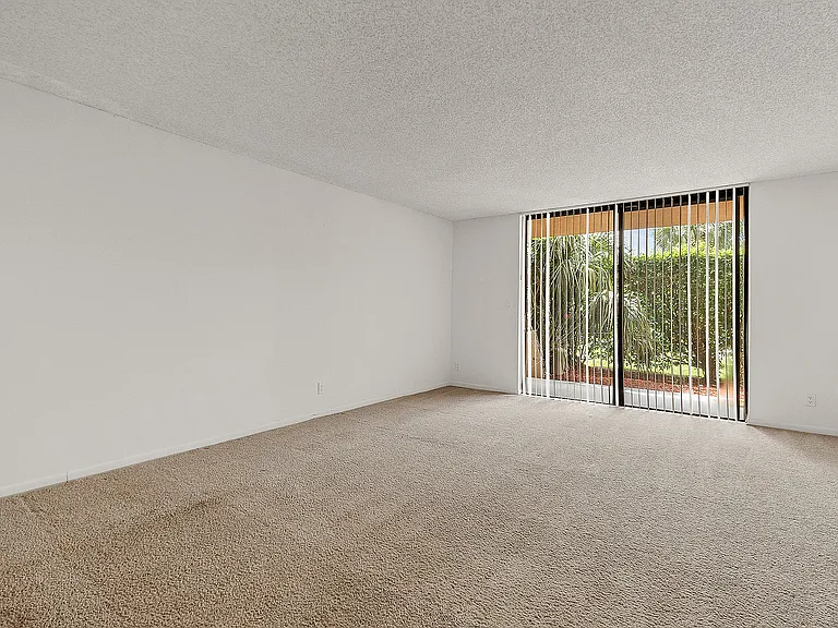 Tennis Towers Apartments — Photo 27