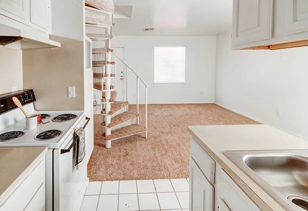 Bradford Square Apartments — Photo 3