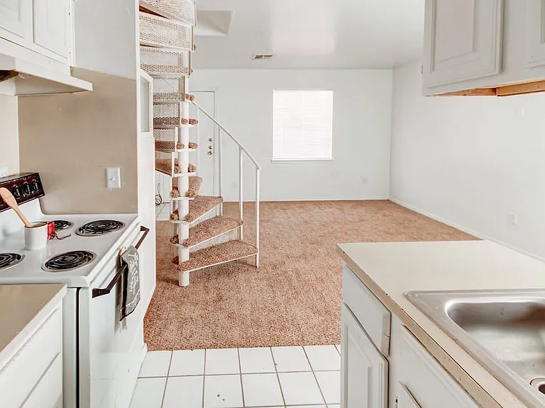 Bradford Square Apartments — Photo 3