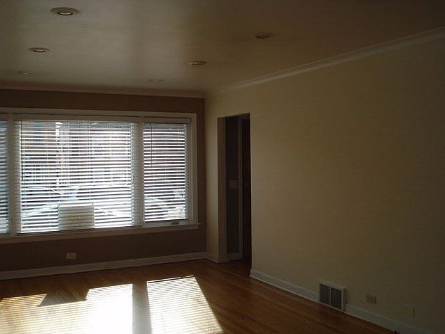 1st image of 5648 W Montrose Ave