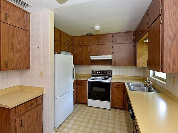 3rd image of 133 Orange Dr