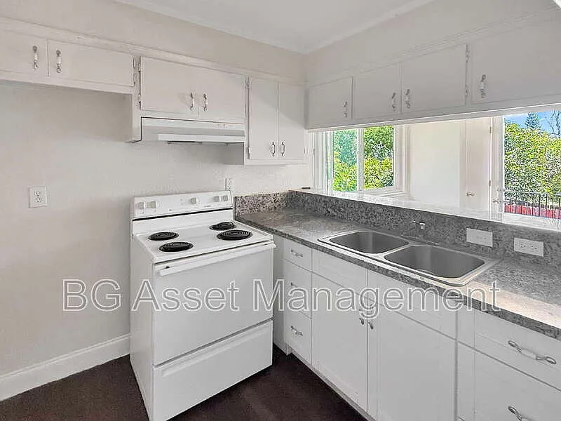 2 bed, 1.0 bath, 900 sqft, $1,800 — Photo 2