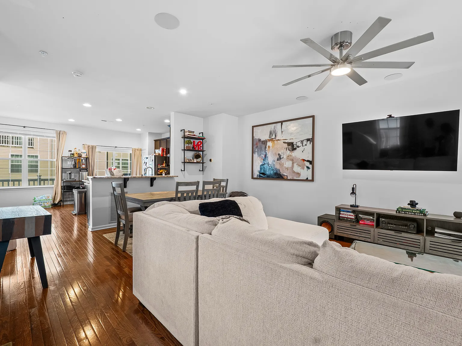 5 bed, 2320 sqft, $3,000 — Photo 4
